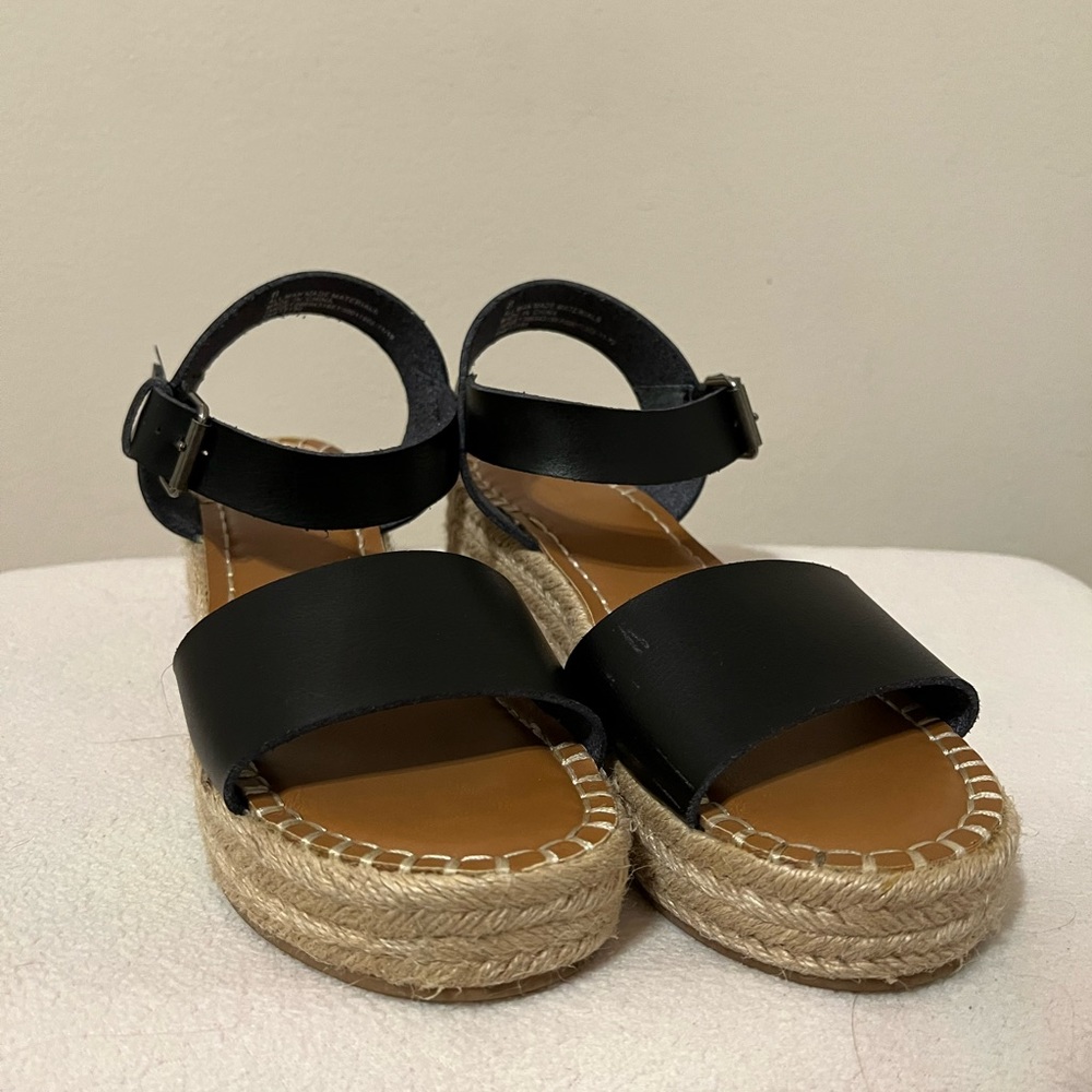 Target platform sandal